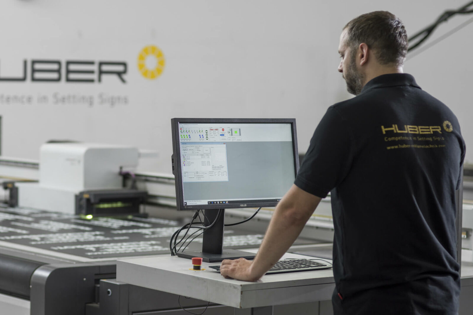 Mitarbeiter Fertigung HUBER Signage