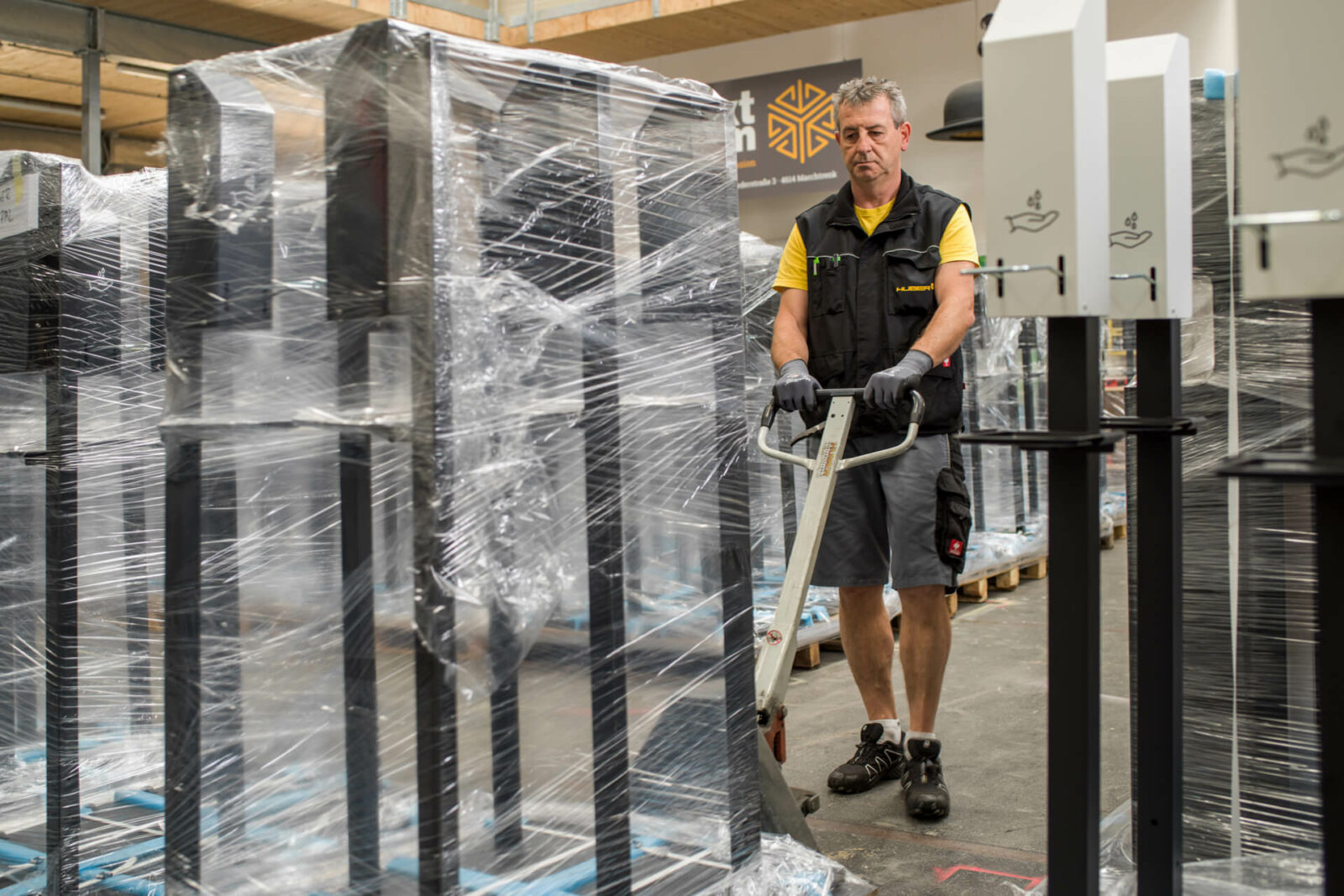 Mitarbeiter Logistik HUBER Signage