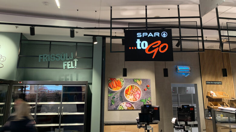 Leuchtendes Logo Spar to go auf schwarzem Hintergrund