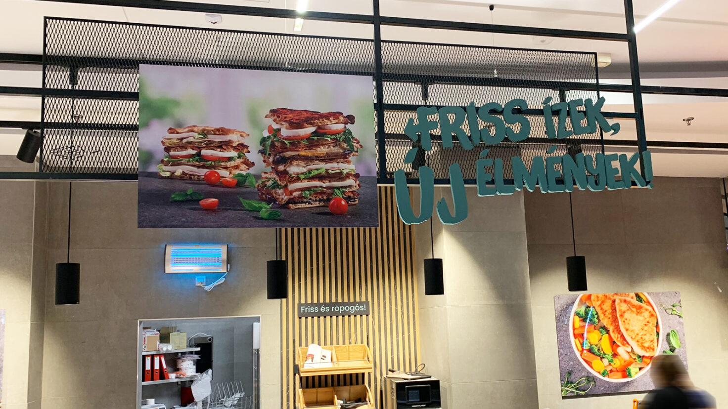 Motivbild und 3D-Buchstaben als Wandgestaltung